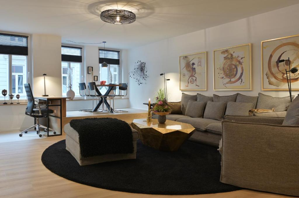 ein Wohnzimmer mit einem Sofa und einem Tisch in der Unterkunft Ferienwohnung STADTBLICK in Flensburg