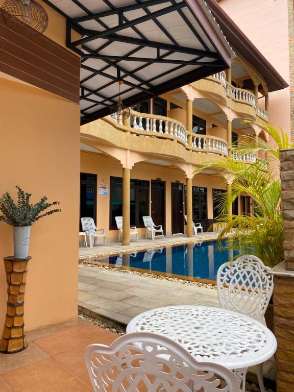 Bazén v ubytování Baan Sudarat Hotel nebo v jeho okolí