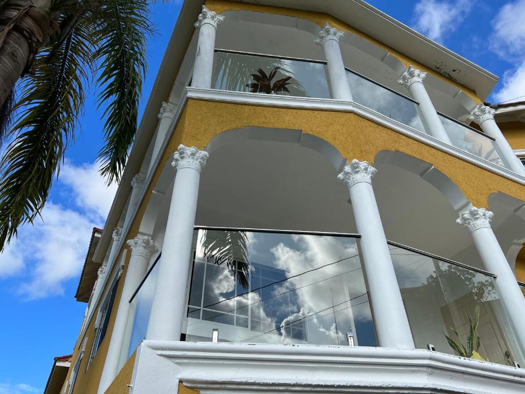 una fachada de un edificio con columnas blancas en Hill view Vacational Rental, en Runaway Bay