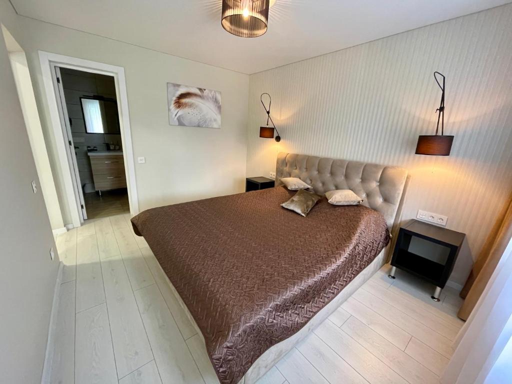 Un pat sau paturi într-o cameră la Ly apartamentai