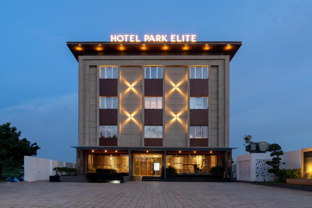 un hotel con un edificio con luces encendidas en Hotel Parkelite en Gannavaram