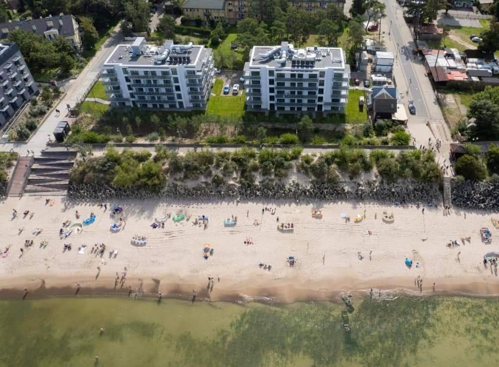 una vista aérea de una playa con gente en ella en Mielno Jantaris- Apartament B3- przy plaży, en Mielno