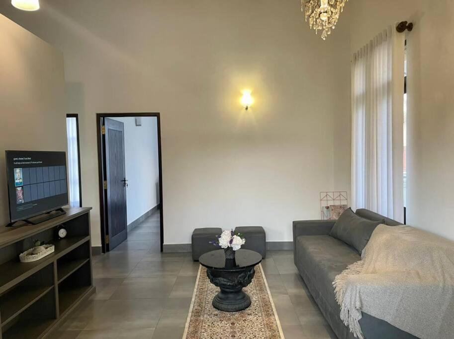 Lovely 2-bedroom holiday home with free parking. - Housity