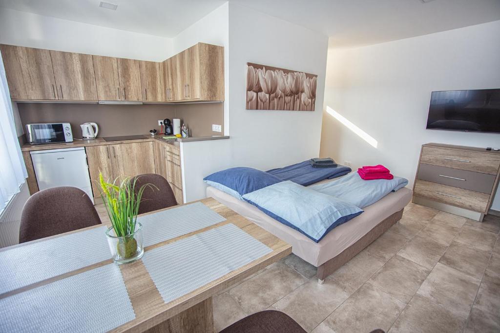 Posteľ alebo postele v izbe v ubytovaní Mona Apartman