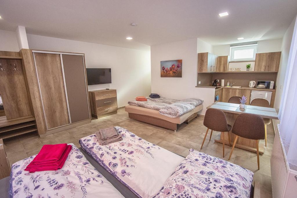 Posteľ alebo postele v izbe v ubytovaní Mona Apartman