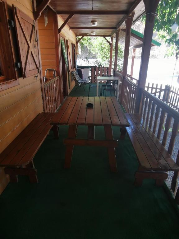 Stolný tenis v ubytovaní Bungalow con piscina cerca de la playa de Torre del Mar Ideal familias alebo v jeho okolí