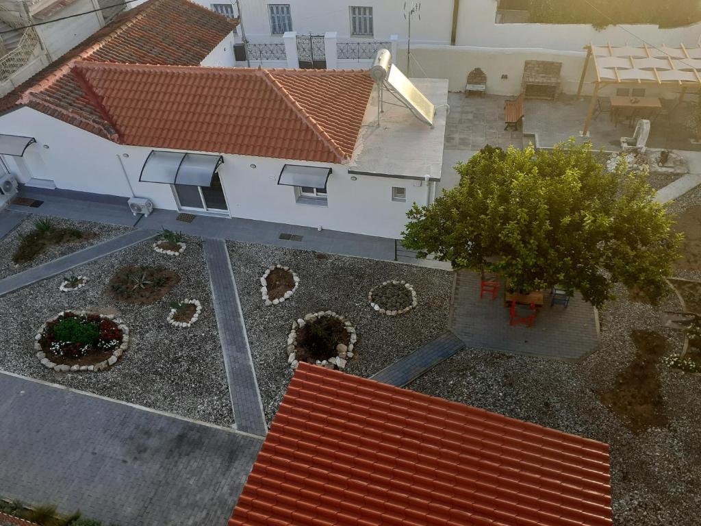 una vista aérea de una casa con patio en Michael's Greek House, en Argos