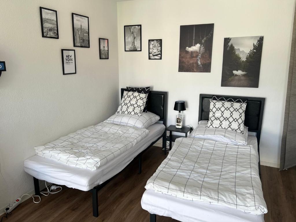 2 camas en una habitación con fotos en la pared en Stylische Ferienwohnung gratis WIFI & Netflix nähe Bahnhof en Zwickau