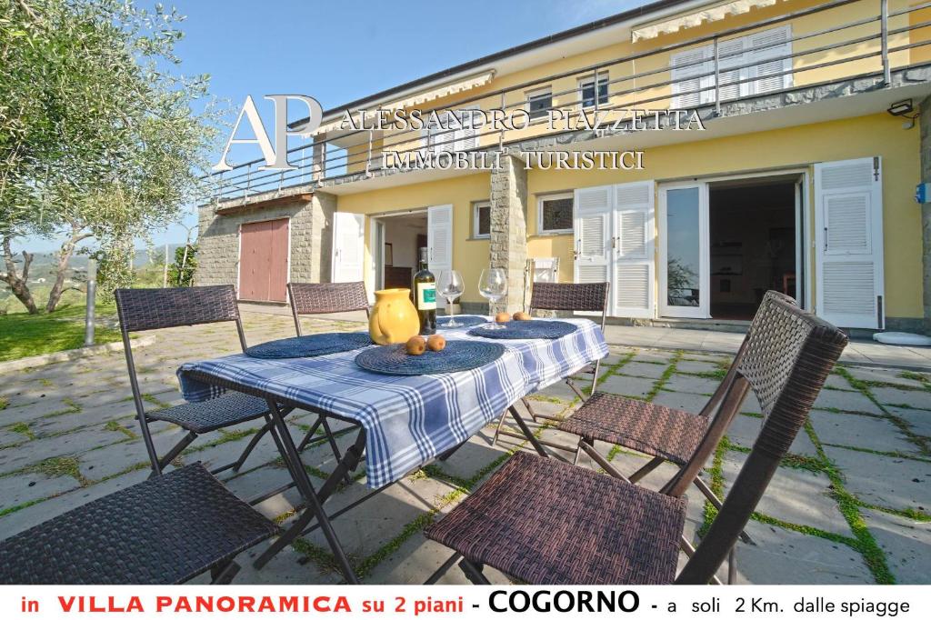 stół z krzesłami przed budynkiem w obiekcie Appartamento A in villa con vista panoramica w mieście San Salvatore