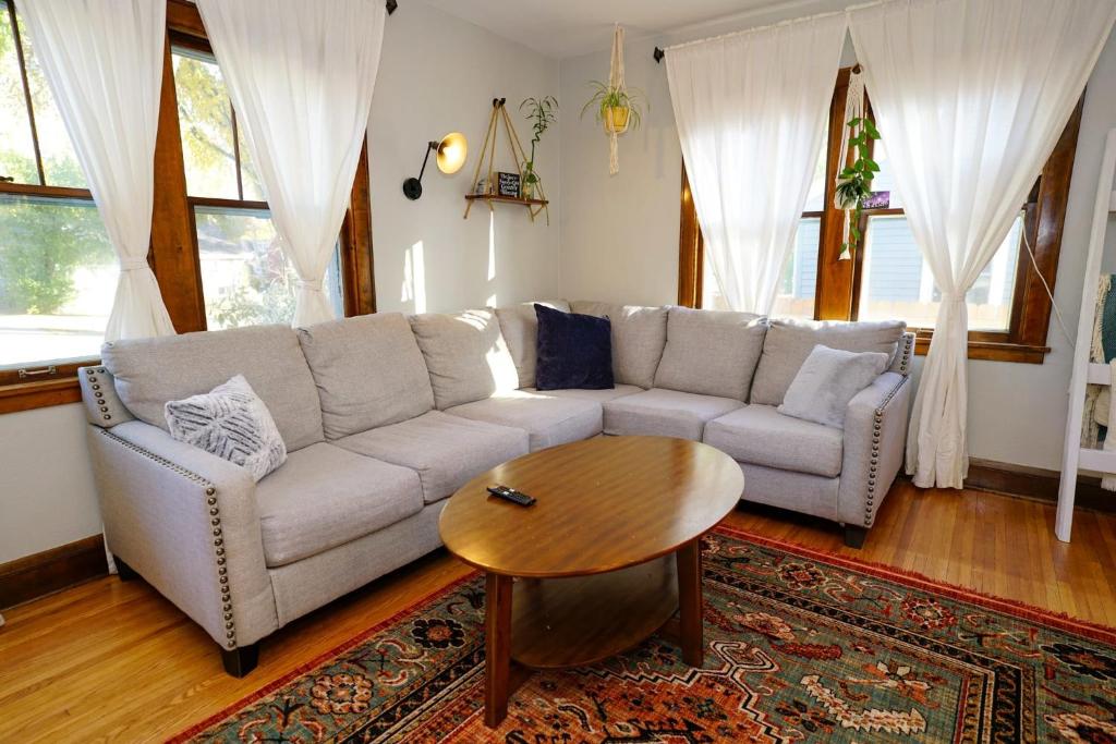 Large North Fargo Home near NDSU في فارغو: غرفة معيشة مع أريكة وطاولة