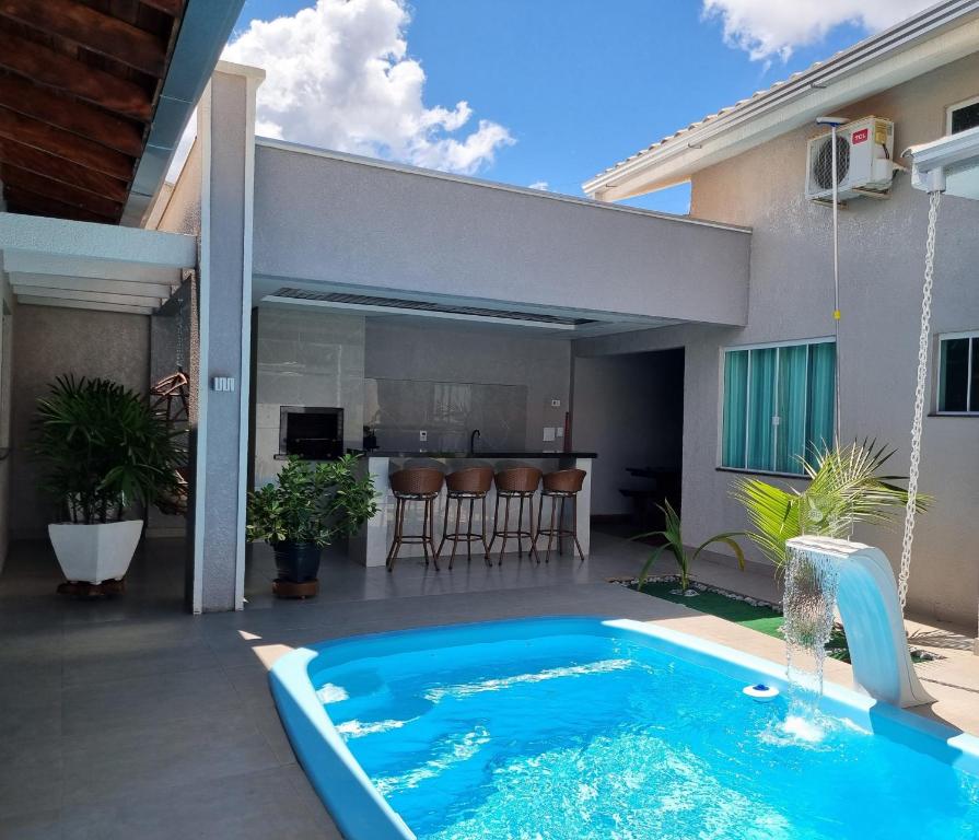 einen Hinterhof mit einem Pool und einem Haus in der Unterkunft Casa Familiar em ótima Localização in Foz do Iguaçu