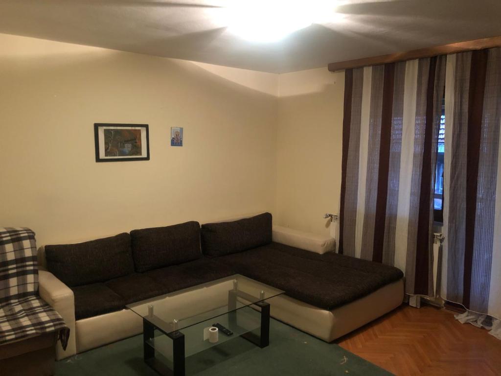sala de estar con sofá y mesa de centro en Apartment Lameram, en Sarajevo