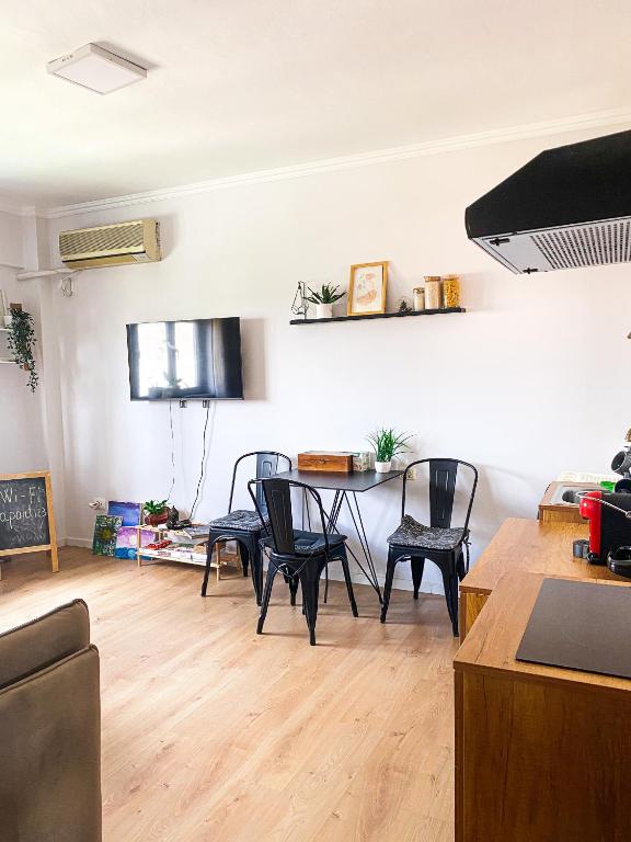 Entire serviced apartment with a beautiful view - Image 8