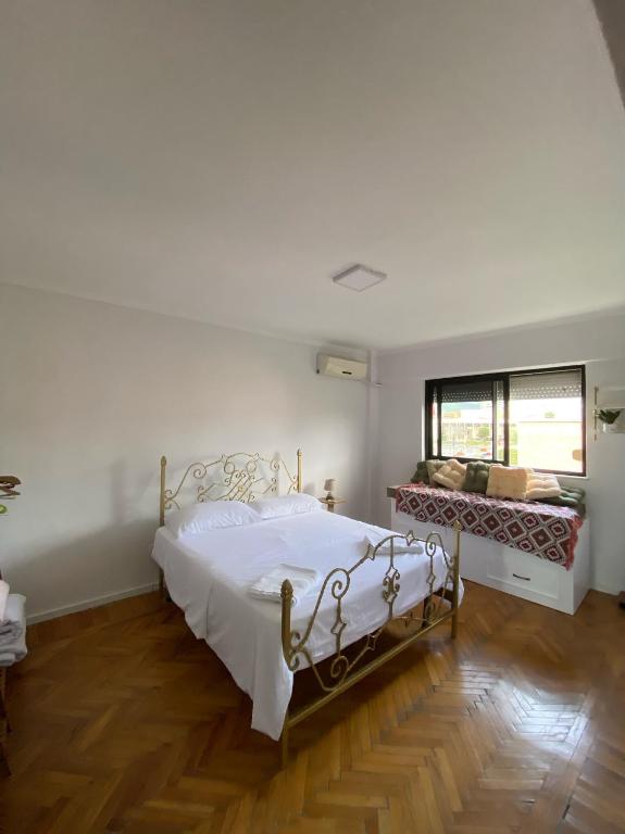 Entire serviced apartment with a beautiful view - Image 13
