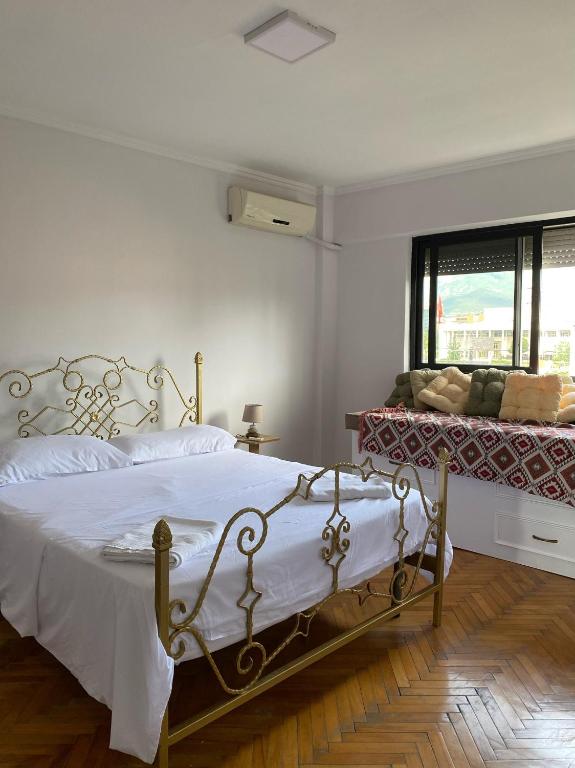 Entire serviced apartment with a beautiful view - Image 14