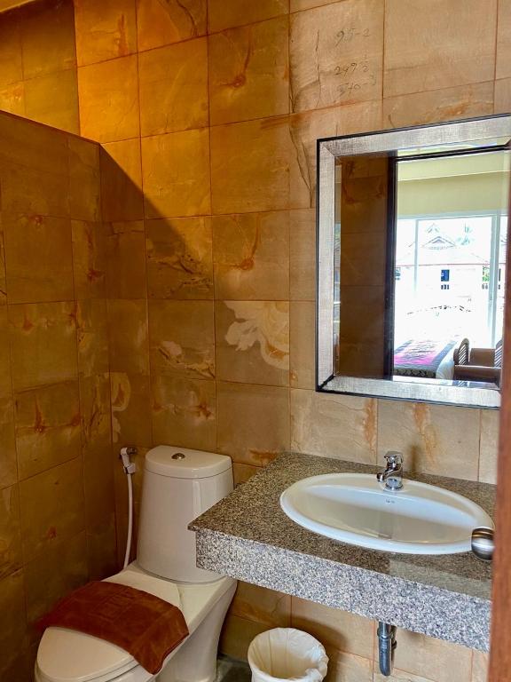 Koupelna v ubytování Baan Sudarat Hotel
