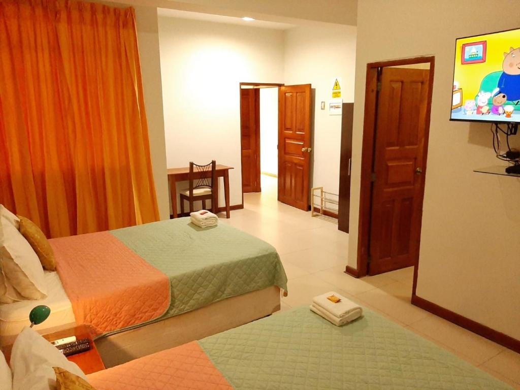 Giường trong phòng chung tại 100 RV Apartments Iquitos-Apartamento primer piso con vista a piscina