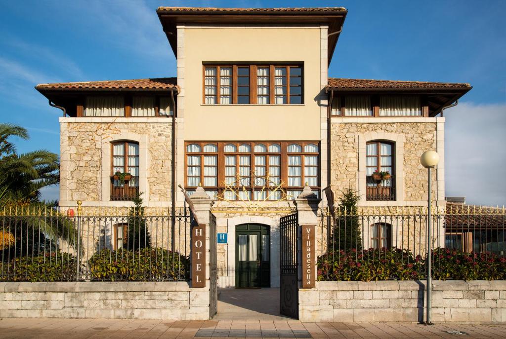 una casa con una puerta delante de ella en Hotel Villadesella, en Ribadesella