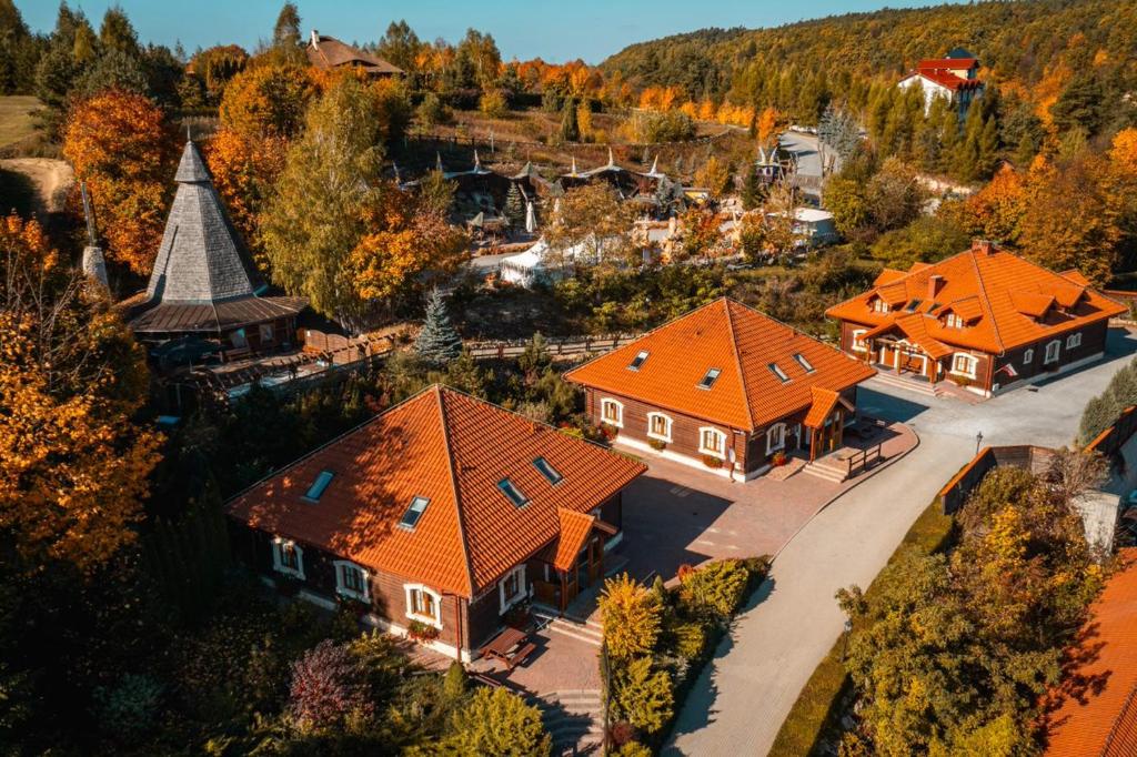 een uitzicht op een huis met oranje daken bij Zajazd Przystocze - Bałtowski Kompleks Turystyczny in Bałtów