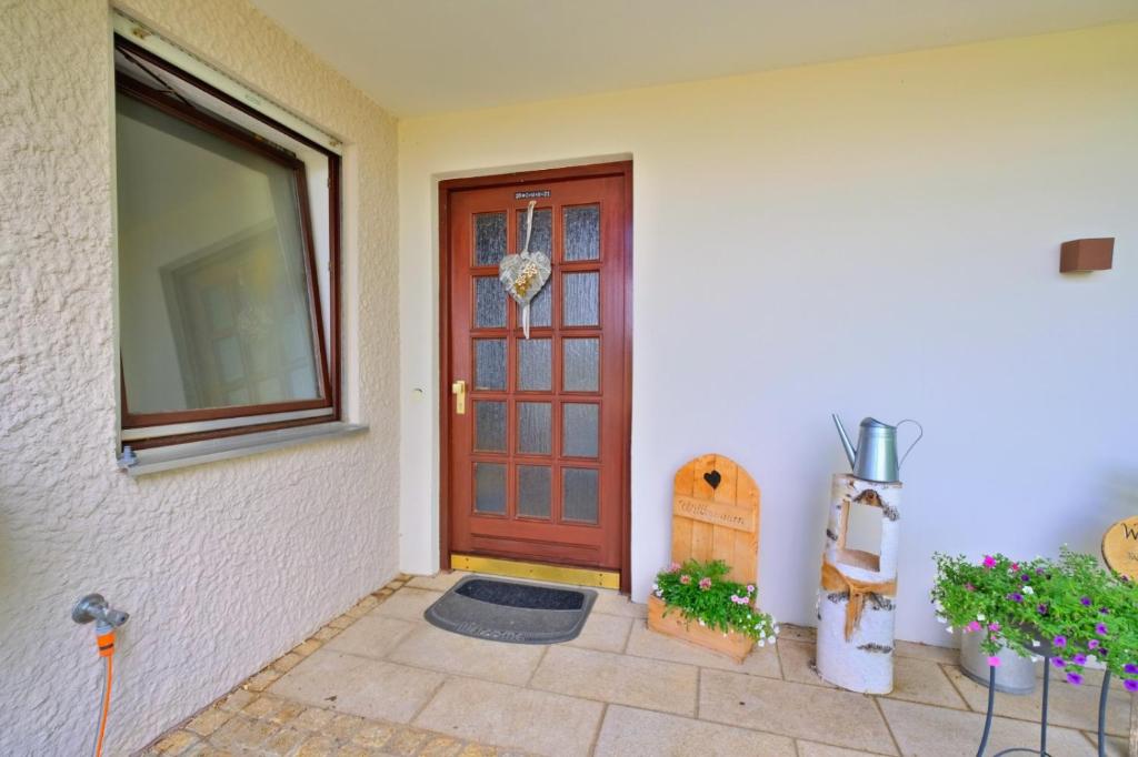 a red door of a house with a window at Ferienwohnung Brigitte in Goldkronach