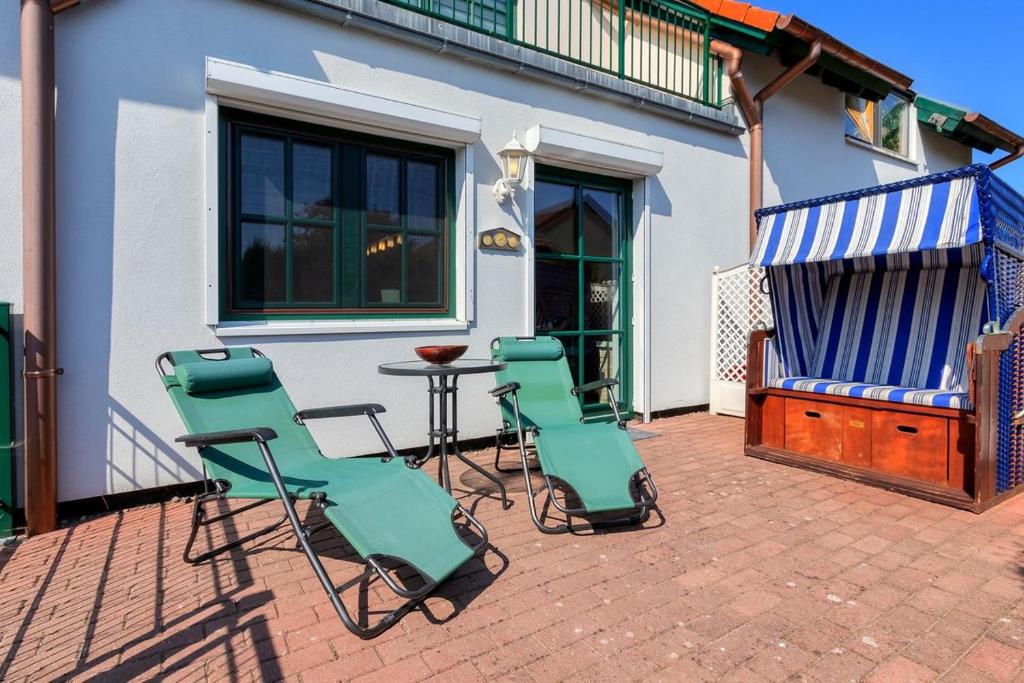 a group of chairs and a table on a patio at Auszeit auf Insel Usedom in Garz-Usedom