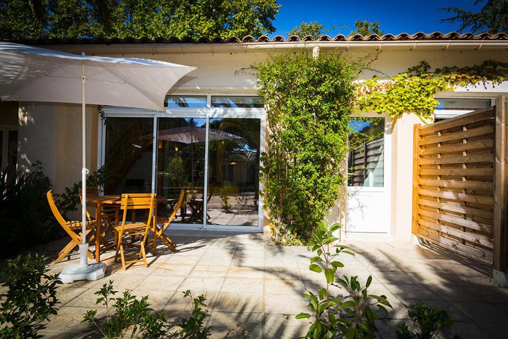 Vonkajšia záhrada v ubytovaní Pézenas Cottage avec terrasse et jardin 1 chambre et 1 mezzanine au coeur d'un domaine avec 2 piscines