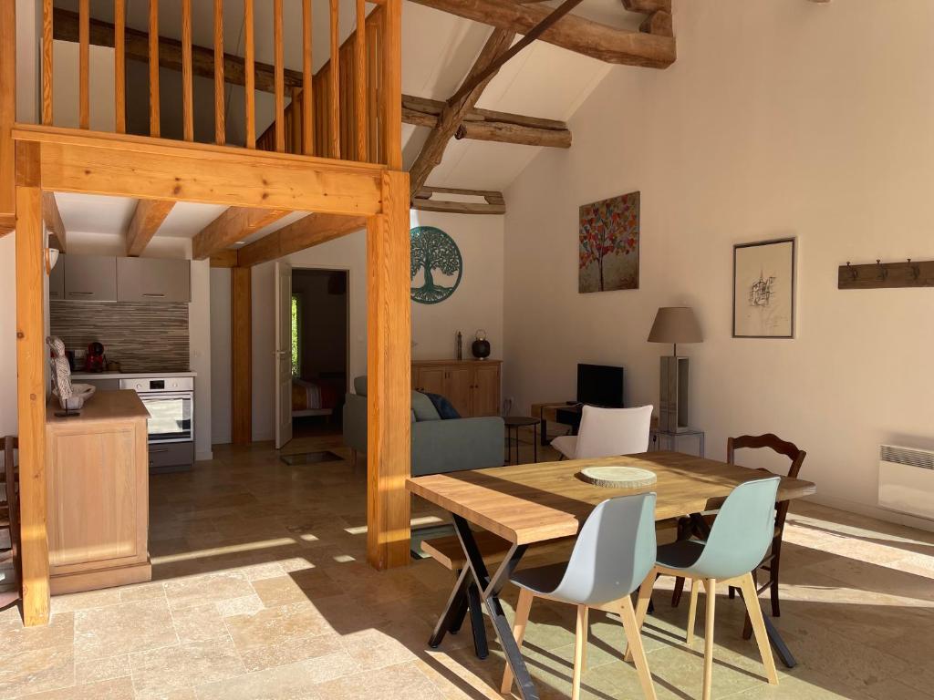 Posedenie v ubytovaní Pézenas Cottage avec terrasse et jardin 1 chambre et 1 mezzanine au coeur d'un domaine avec 2 piscines