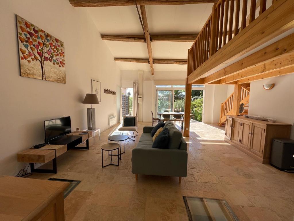 Posedenie v ubytovaní Pézenas Cottage avec terrasse et jardin 1 chambre et 1 mezzanine au coeur d'un domaine avec 2 piscines
