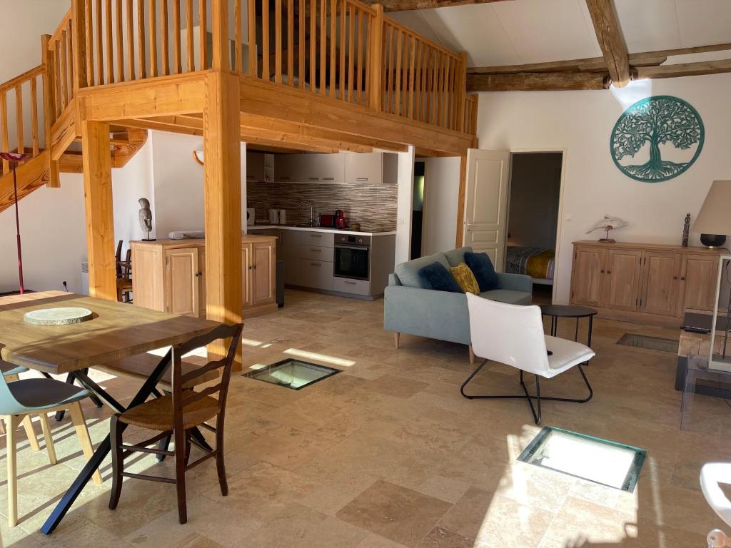 Kuchyňa alebo kuchynka v ubytovaní Pézenas Cottage avec terrasse et jardin 1 chambre et 1 mezzanine au coeur d'un domaine avec 2 piscines