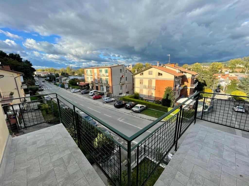einen Balkon mit Blick auf eine Stadtstraße in der Unterkunft B&B Camelia in Città di Castello
