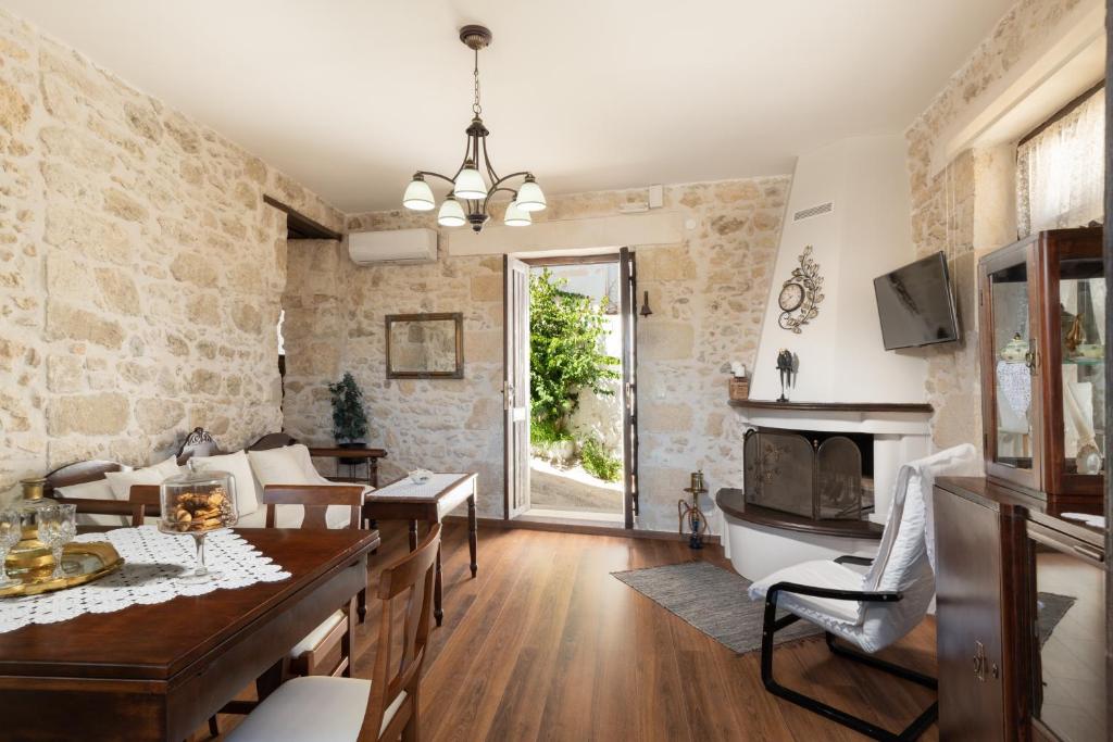 Krouson Mansion - Two-Bedroom House