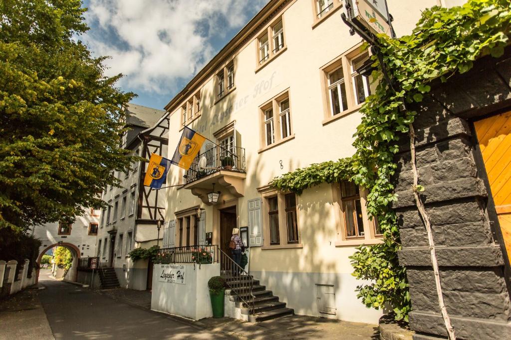Leutesdorf的住宿－萊斯切霍夫酒店，城镇中一条有建筑的街道