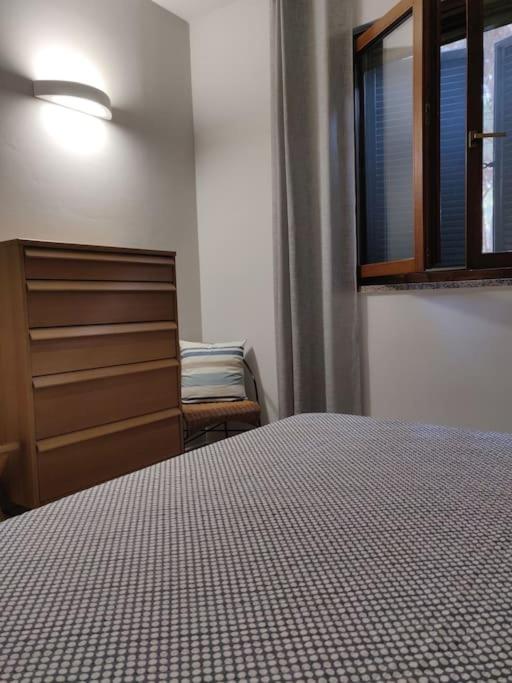 A bed or beds in a room at Appartamento mare e pineta