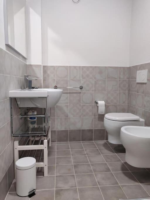 A bathroom at Appartamento mare e pineta