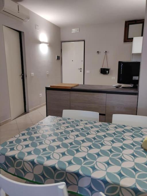 A bed or beds in a room at Appartamento mare e pineta
