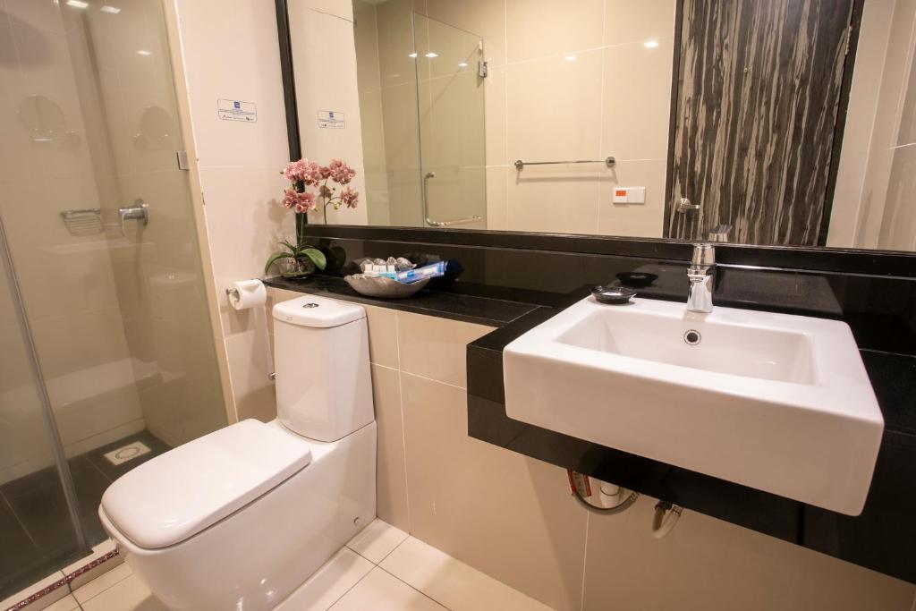 Koupelna v ubytování Sky Hotel