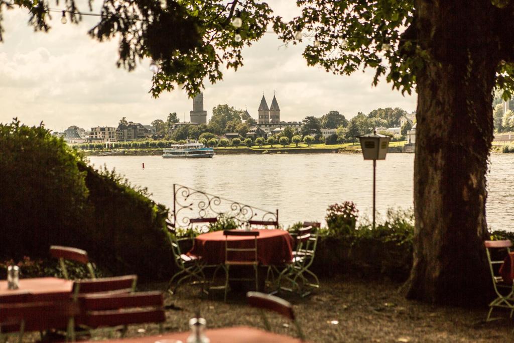 Výhled na řeku, která protéká v blízkosti hotelu