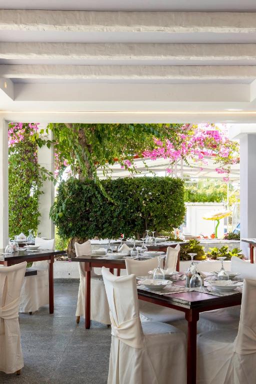 Restauracja lub miejsce do jedzenia w obiekcie Kolymbia Sun