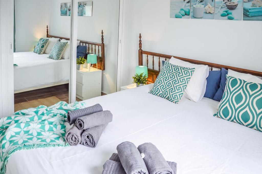 Postel nebo postele na pokoji v ubytování Andaluz Apartments - Laguna Beach