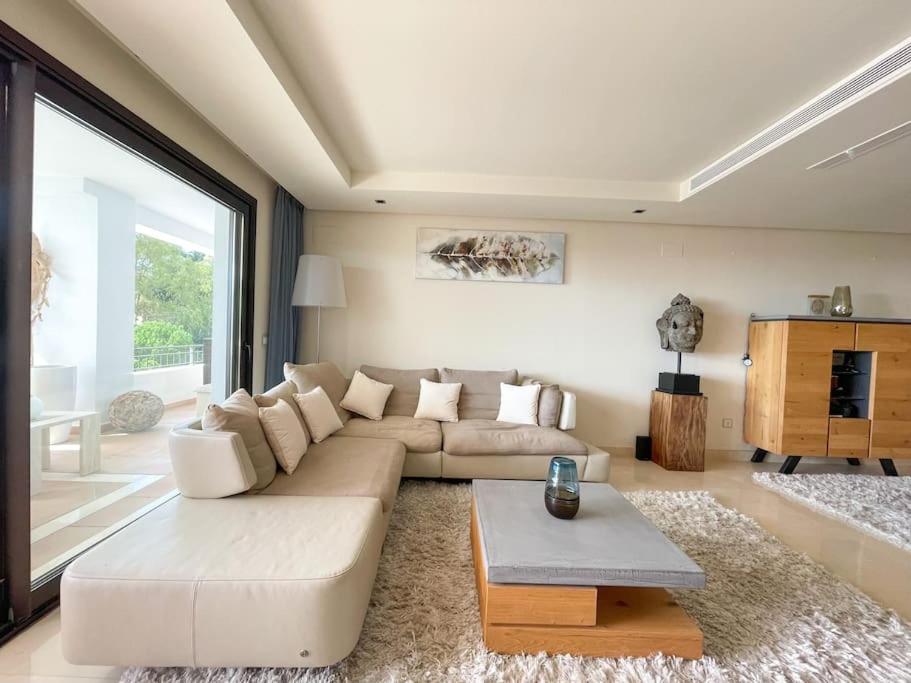 Gallery Detail: Luxury 2 Bedroom Apartment Sea Golfview Pool