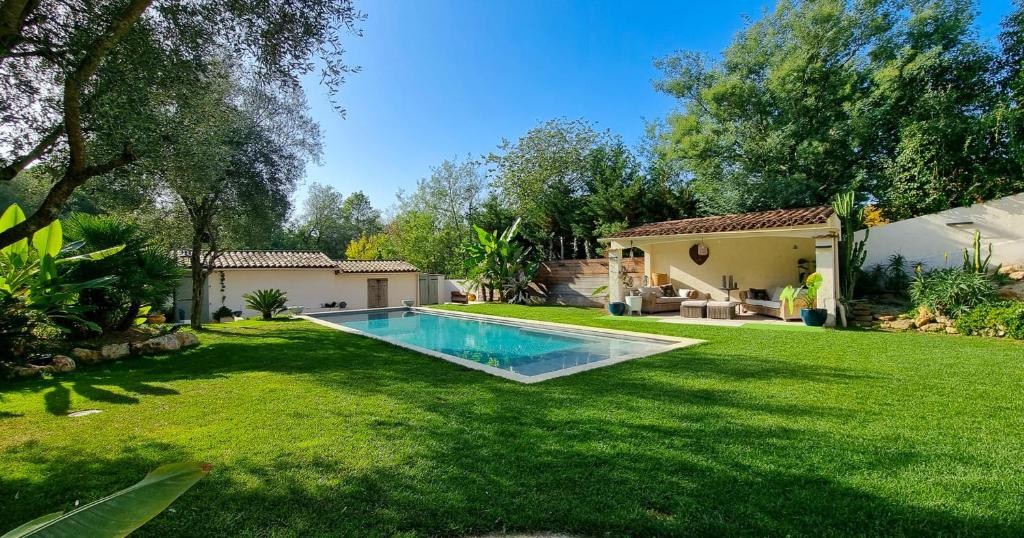Bazen u objektu La Dolce Villa 11 persones Private Pool beautiful Landscaped Garden ili u blizini