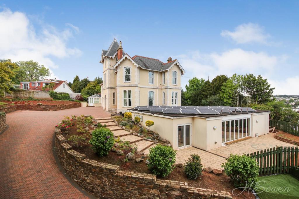 Torbay Rise sea side villa with family facilities