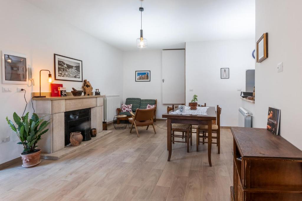 ein Wohnzimmer mit einem Tisch und einem Esszimmer in der Unterkunft Vico Antico in San Martino dʼAgri