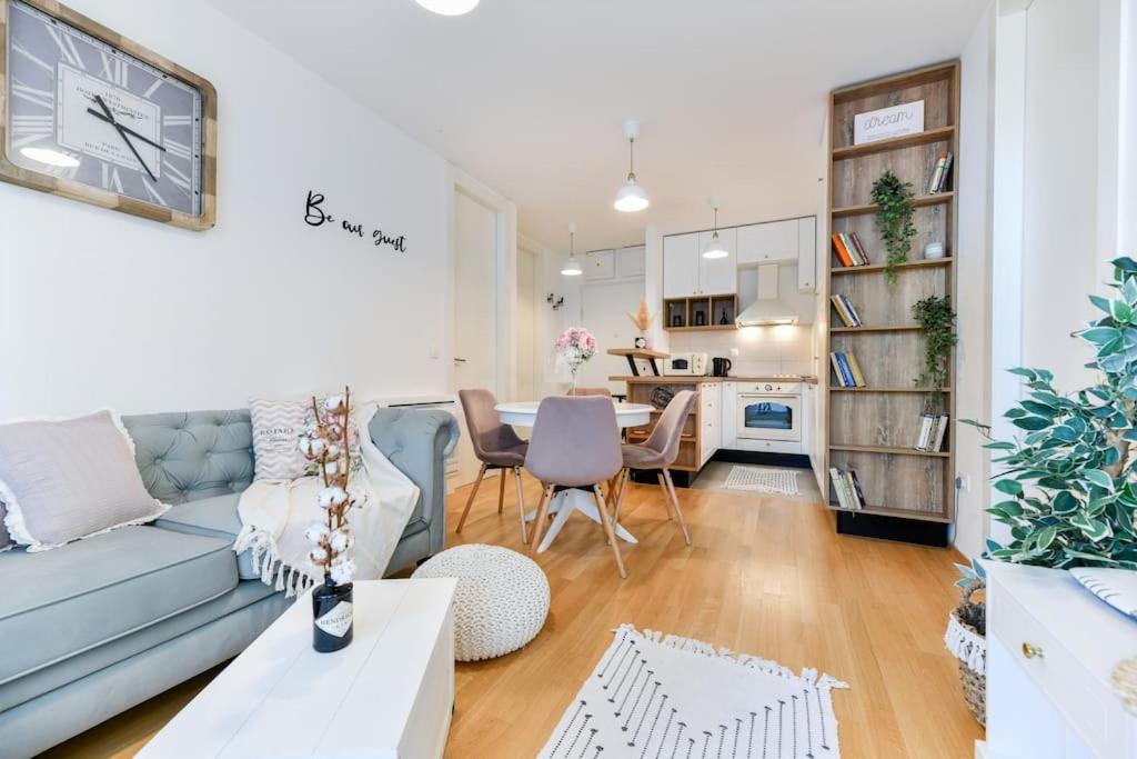 Kuchyňa alebo kuchynka v ubytovaní Lea Boutique Apartment