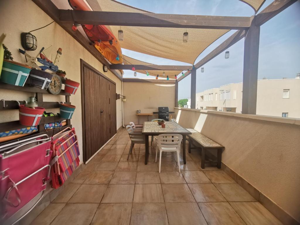 een balkon met een tafel en stoelen in een kamer bij Botavara in El Cabo de Gata