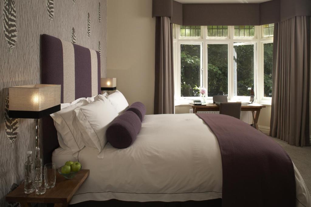 ボーンマスにあるThe Green Houseのベッドルーム(紫色の枕が付いた大きな白いベッド付)