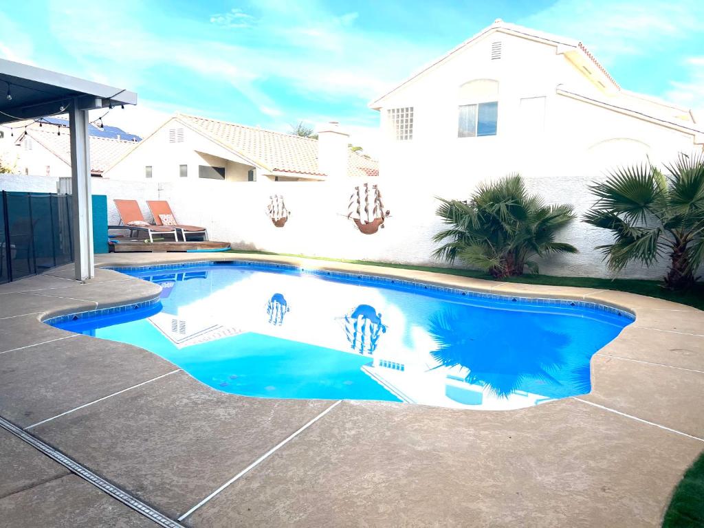 - une piscine en face d'une maison dans l'établissement Oasis pool house, optional pool heater, à Las Vegas