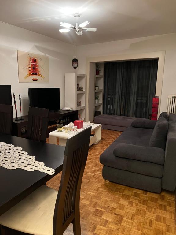 una sala de estar con un sofá y una mesa en Appartement Montreux, en Montreux