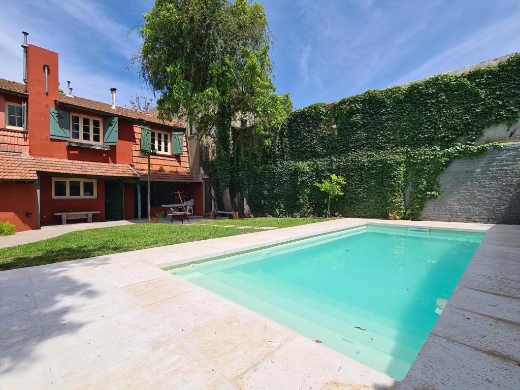 una piscina frente a una casa en CASA TREBOL disponible ExpoAgro en San Pedro