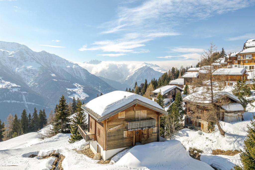 una cabaña en la nieve en una montaña nevada en Sunnenstrahl EG, en Bettmeralp